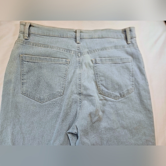 Gloria Vanderbilt Womens Light Wash Amanda Slimming Effect Capri Jeans Size 8 - Picture 12 of 12